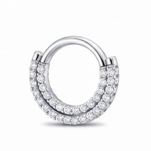 Brilla con stile grazie al Double Shine Clicker in titanio, il piercing elegante e moderno con doppia finitura brillante, pensato per chi ama i dettagli sofisticati.