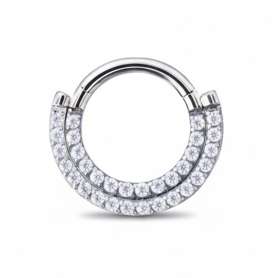 Brilla con stile grazie al Double Shine Clicker in titanio, il piercing elegante e moderno con doppia finitura brillante, pensato per chi ama i dettagli sofisticati.