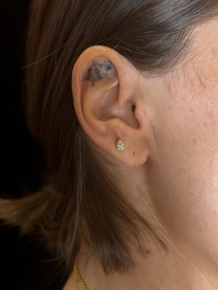 Illumina il tuo stile con Drop Gold in oro, il piercing a goccia dal design elegante e raffinato. Realizzato in oro 14K , questo gioiello è anallergico, sicuro sulla pelle e perfetto per chi cerca un accessorio prezioso e resistente nel tempo.