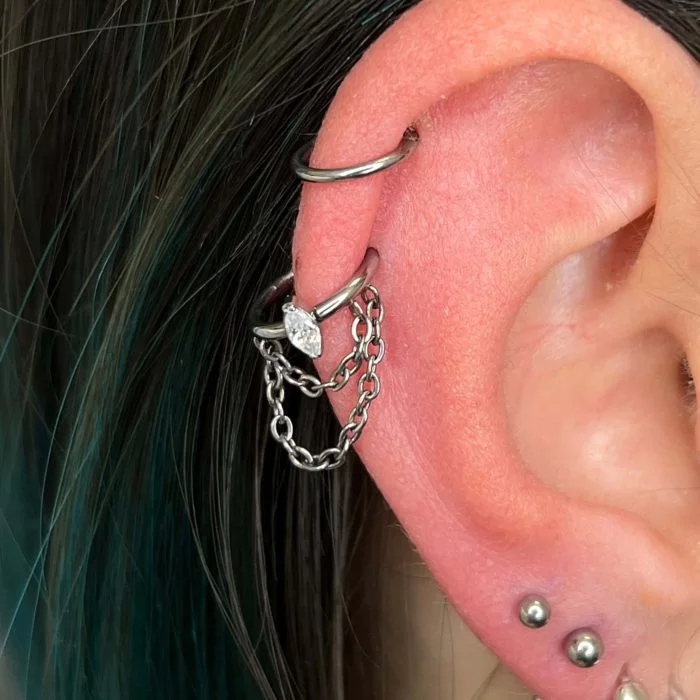 Gioiello piercing in titanio con chiusura clicker e pendente a catena, luminoso e raffinato per helix e lobo