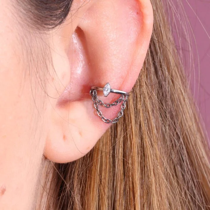 Gioiello piercing in titanio con chiusura clicker e pendente a catena, luminoso e raffinato per helix e lobo