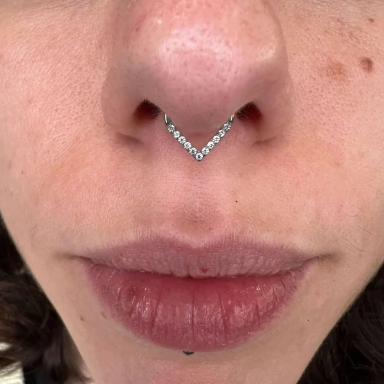 Piercing Drop Clicker in titanio – anello con chiusura a click e design a goccia, ipoallergenico e resistente, perfetto per uno stile elegante e raffinato.