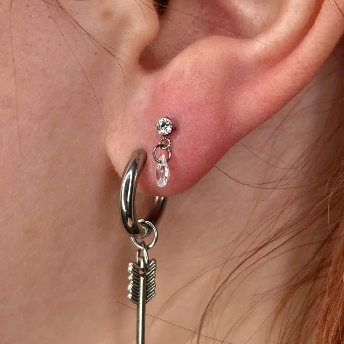 Piercing in titanio Dot Drop con design minimal a goccia elegante