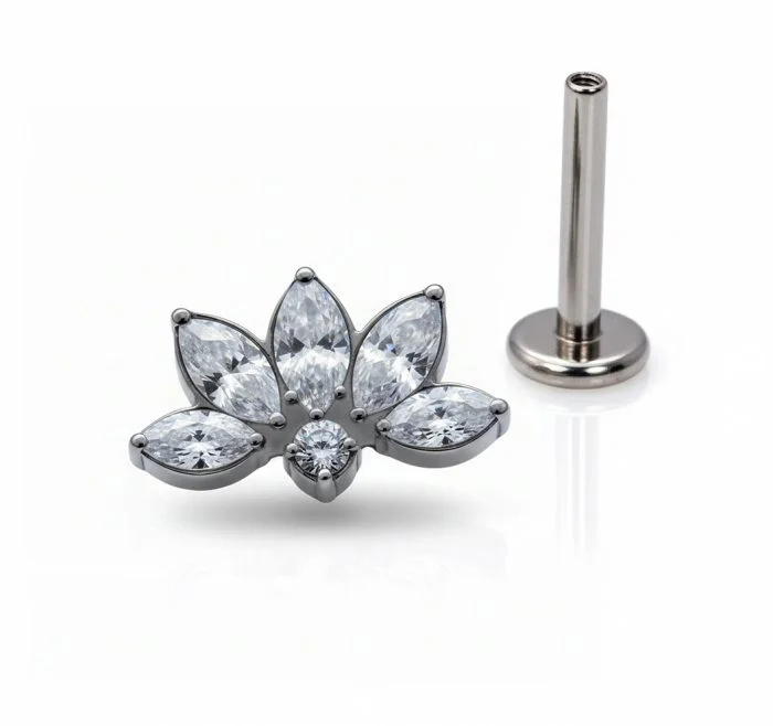 Piercing in titanio ipoallergenico con Drop Lotus Marquise, elegante pendente per look raffinati e delicati.