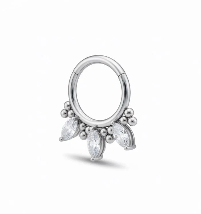 Perfetto per chi cerca un piercing elegante e raffinato, il Drop Marquise Ring in titanio coniuga stile, qualità e durabilità in un unico gioiello di alto livello.