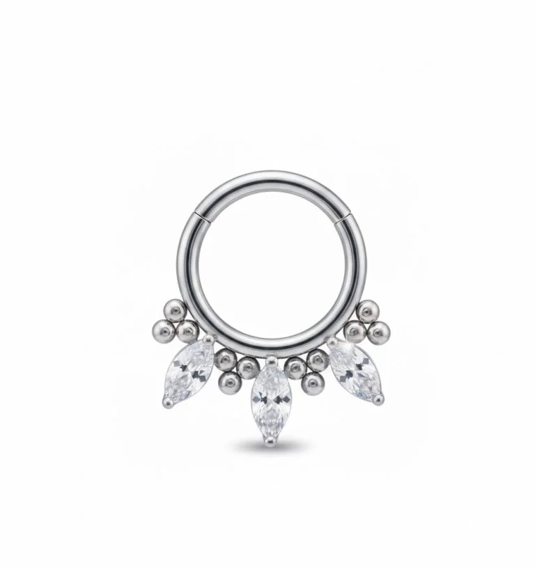 Perfetto per chi cerca un piercing elegante e raffinato, il Drop Marquise Ring in titanio coniuga stile, qualità e durabilità in un unico gioiello di alto livello.