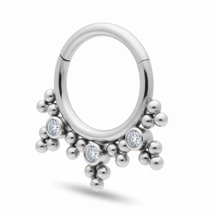 Illumina il tuo look con Mini Egypt Bling Clicker in titanio, il piercing elegante e raffinato ispirato al fascino dell’arte egizia.