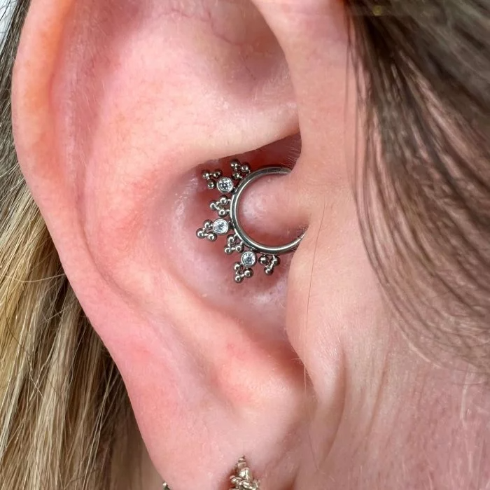 Illumina il tuo look con Egypt Bling Clicker in titanio, il piercing elegante e raffinato ispirato al fascino dell’arte egizia.