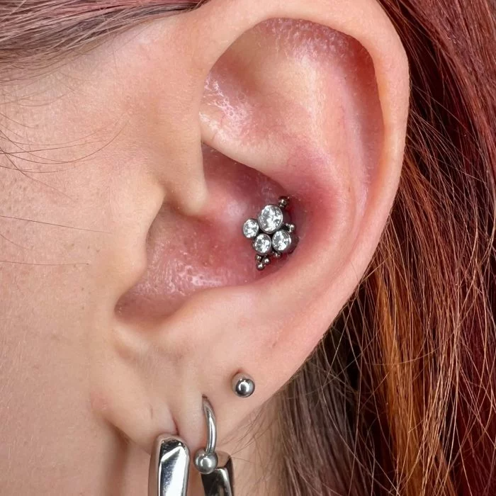 Il piercing “Egypt Cluster” in titanio unisce forza e mistero: quatrro cristalli che evocano la luce del sole d’Egitto. Un gioiello che racconta eleganza e potere.