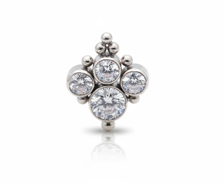 Il piercing “Egypt Cluster” in titanio unisce forza e mistero: quatrro cristalli che evocano la luce del sole d’Egitto. Un gioiello che racconta eleganza e potere.