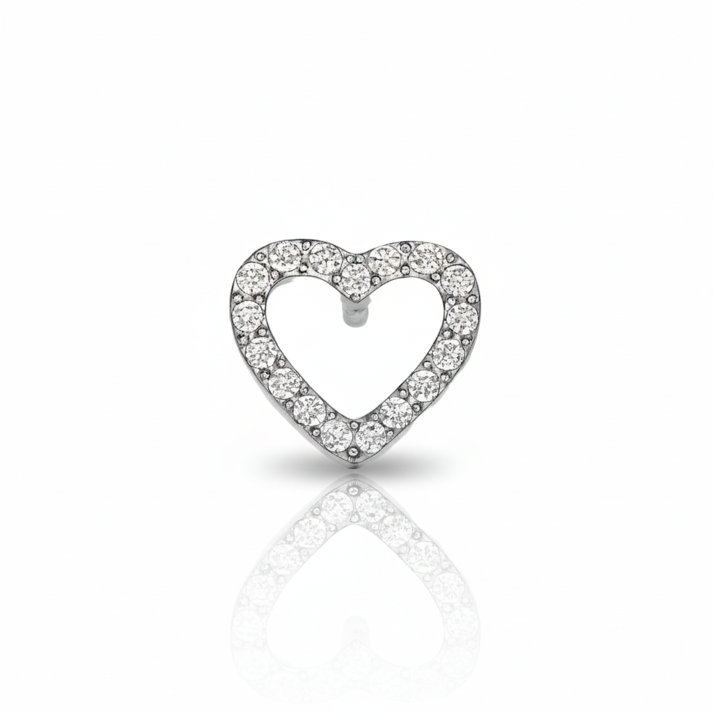 Gioiello piercing in titanio con forma di cuore minimal, resistente e raffinato per helix e lobo.