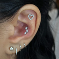 Gioiello piercing in titanio con forma di cuore minimal, resistente e raffinato per helix e lobo.