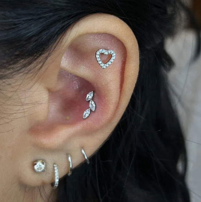 Gioiello piercing in titanio con forma di cuore minimal, resistente e raffinato per helix e lobo.