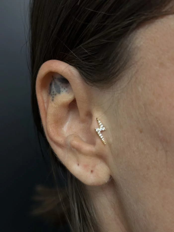 Piercing Flash Gold in oro giallo con finitura lucida, design elegante e brillante per orecchio