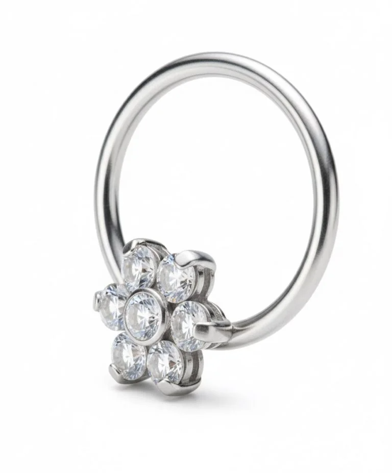 Flower Clicker in titanio – anello floreale con chiusura a click, ipoallergenico e resistente, perfetto per uno stile elegante e femminile.