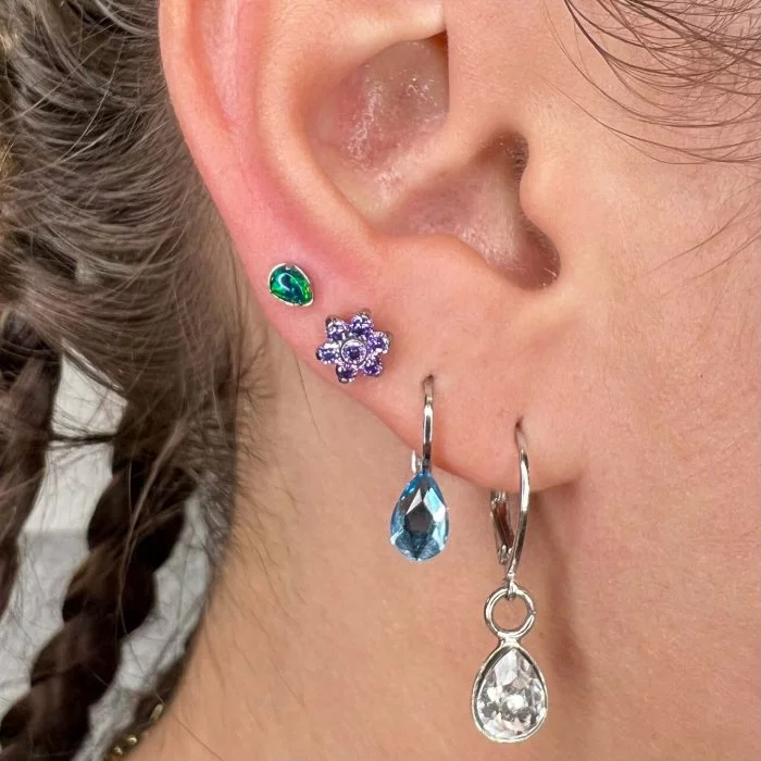 Piercing indossato Fiore Senza Filettatura (Threadless) in Titanio Chirurgico, un design delicato e confortevole. Chiusura a pressione, sicuro e anallergico, ottimo per qualsiasi cartilagine