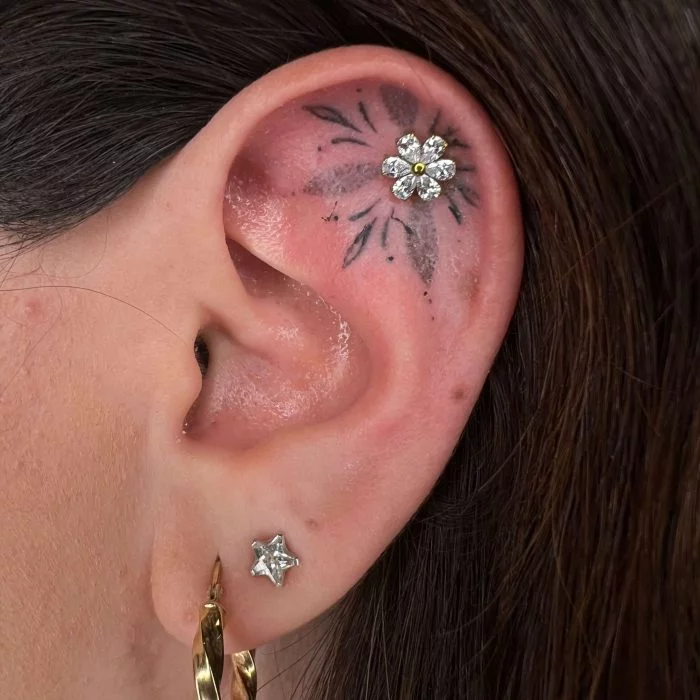 Flower White: piercing in titanio con fiore di cristalli bianchi, elegante e sicuro per pelli sensibili.