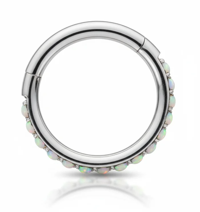 Piercing FM Clicker in titanio lucido, anello clicker dal design semplice e moderno, resistente e anallergico.