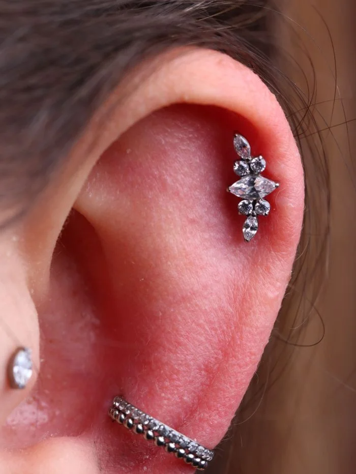 Piercing in titanio Gem Cluster con cluster di gemme luminose, ipoallergenico e ideale per lobo, helix e cartilagine.