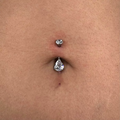Piercing all’ombelico Gem Navel in titanio lucido con pietra luminosa – accessorio di alta qualità, perfetto per uno stile raffinato e sicuro sulla pelle.