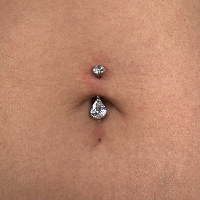 Piercing all’ombelico Gem Navel in titanio lucido con pietra luminosa – accessorio di alta qualità, perfetto per uno stile raffinato e sicuro sulla pelle.