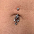 Esprimi la tua personalità con Gipsy Navel in titanio, il piercing per ombelico dal design raffinato e moderno. Realizzato in titanio di alta qualità, questo gioiello è anallergico, leggero e sicuro sulla pelle, ideale anche per chi ha pelli sensibili o allergie ai metalli.
