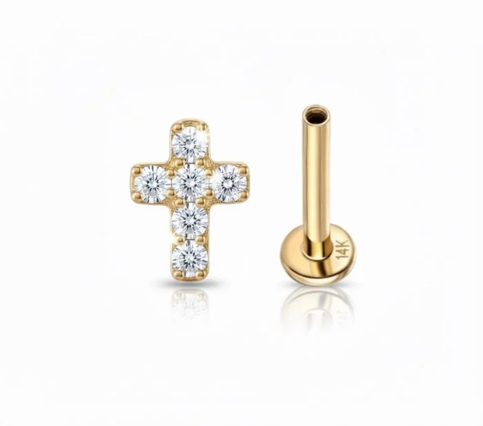 Scegliere Gold Cross Blingù significa indossare un gioiello in oro autentico, che combina eleganza, significato simbolico e brillantezza.
Perfetto come idea regalo, per occasioni religiose o per chi ama accessori di lusso con un tocco distintivo.