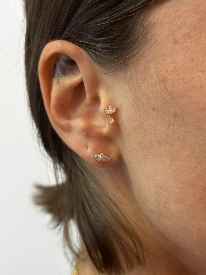 Gold Drop Marquise piercing in oro 14 carati con pietra taglio marquise pendente, gioiello elegante e brillante per piercing all’orecchio, ideale per uno stile sofisticato e di tendenza.