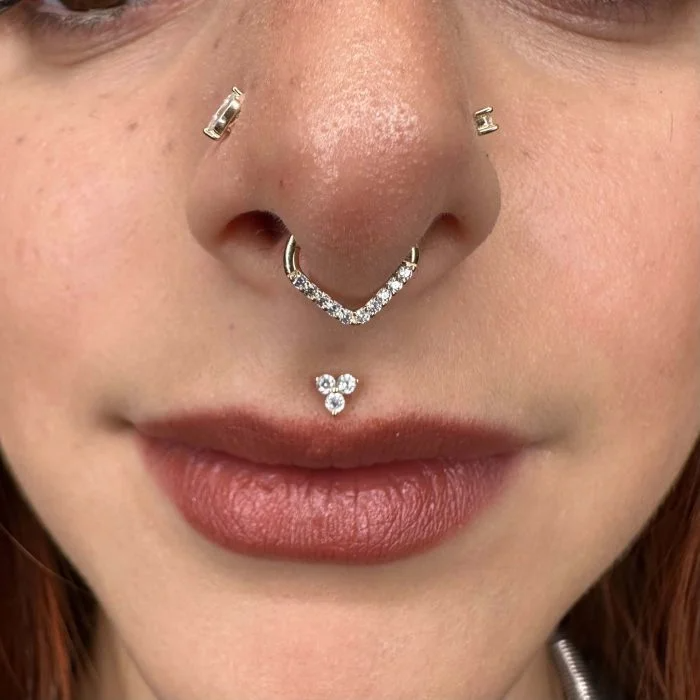 Aggiungi un tocco di eleganza al tuo look con il Gold Drop Septum, il piercing naso raffinato e brillante dal design moderno e distintivo.
Realizzato in oro di alta qualità, è ipoallergenico, sicuro anche per pelli sensibili, garantendo comfort e durata nel tempo.