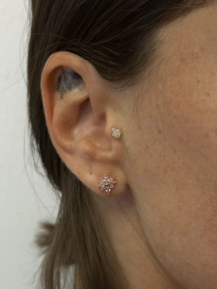 Golden Petals piercing in oro, gioiello elegante con motivo a petali luminosi