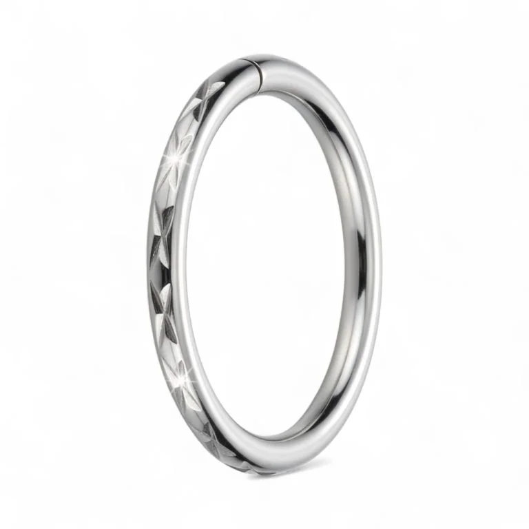 Hammer Clicker piercing in titanio ipoallergenico – anello clicker originale e sicuro per pelli sensibili, ideale per piercing professionali e look contemporanei.