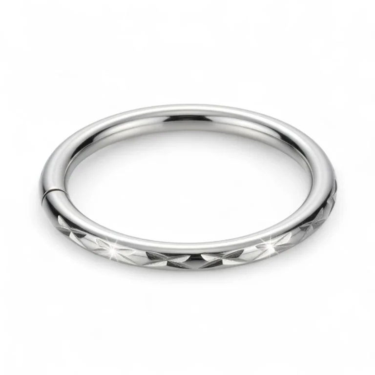 Hammer Clicker piercing in titanio ipoallergenico – anello clicker originale e sicuro per pelli sensibili, ideale per piercing professionali e look contemporanei.