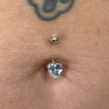 Il Heart Gold Navel Oro è un gioiello dal design romantico e sofisticato, ideale per chi ama accessori delicati e di classe. Realizzato in oro 14K, il cuore lucente aggiunge un tocco di femminilità e stile all’ombelico.