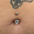 Il Heart Gold Navel in Titanio è un gioiello pensato per chi cerca sicurezza, comfort e stile in un unico piercing. Realizzato in titanio di grado implantare, è completamente ipoallergenico, leggero e resistente alla corrosione, rendendolo perfetto anche per pelli sensibili.