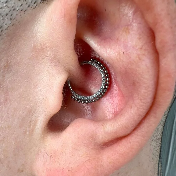 Piercing Indi Ring in titanio – anello elegante e resistente, ipoallergenico, perfetto per uno stile moderno e raffinato.