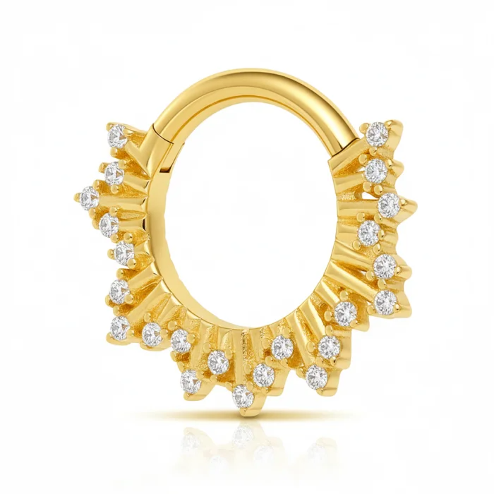 Esalta il tuo stile con King Circle in oro, il piercing a cerchio elegante che combina design moderno e lucentezza senza tempo.