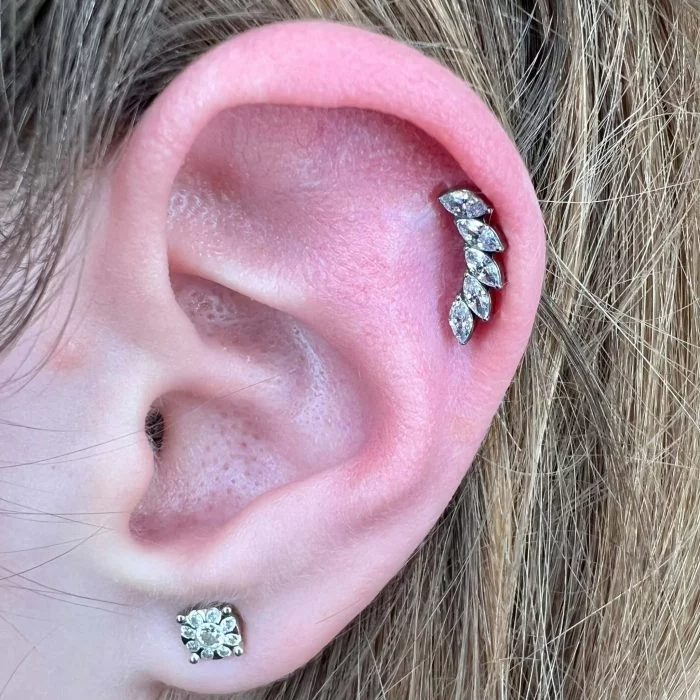 Gioiello indossato piercing Foglia (Leaf) minimalista in Titanio Chirurgico. Design elegante a forma di foglia, leggero e anallergico, eccellente per un look discreto su helix o conch.