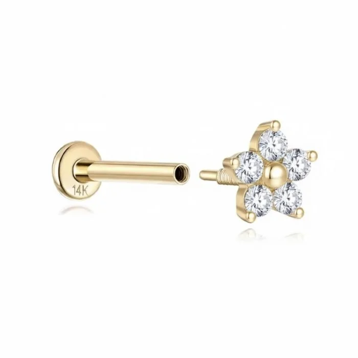 Il Little Flower Gold Piercing Oro è un piccolo capolavoro di design, perfetto per chi ama i dettagli raffinati e discreti. Realizzato in oro 14K, questo piercing a forma di fiore aggiunge un tocco di luce e romanticismo ad ogni look.
