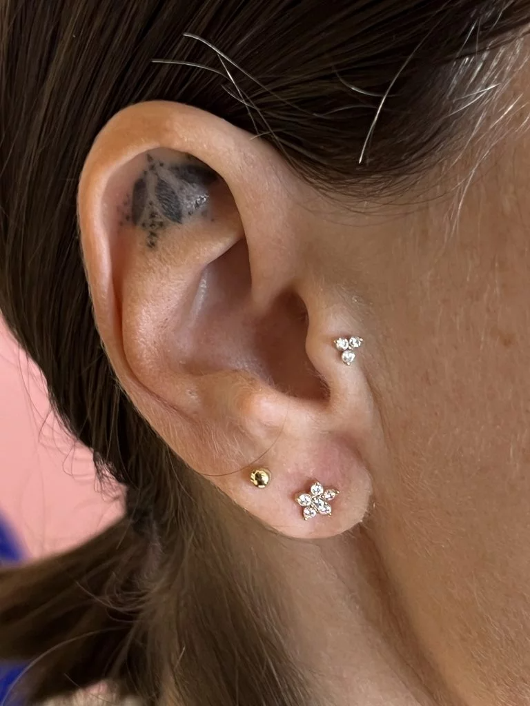 Scopri la delicatezza di Little Gold in oro, il piercing piccolo e raffinato perfetto per chi ama la semplicità con un tocco di eleganza. Realizzato in oro 14K , sicuro sulla pelle e adatto anche alle persone con pelli sensibili.