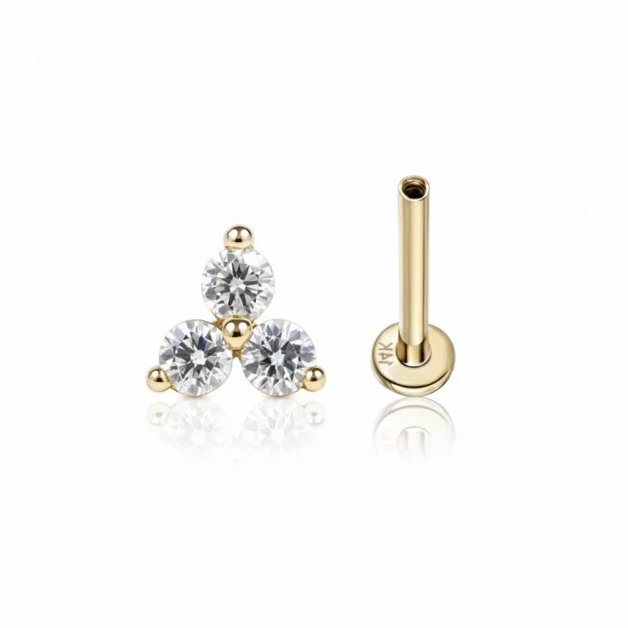 Il design Trinity, con tre pietre brillanti, dona una lucentezza naturale e un effetto raffinato, perfetto per chi ama i dettagli discreti ma preziosi.