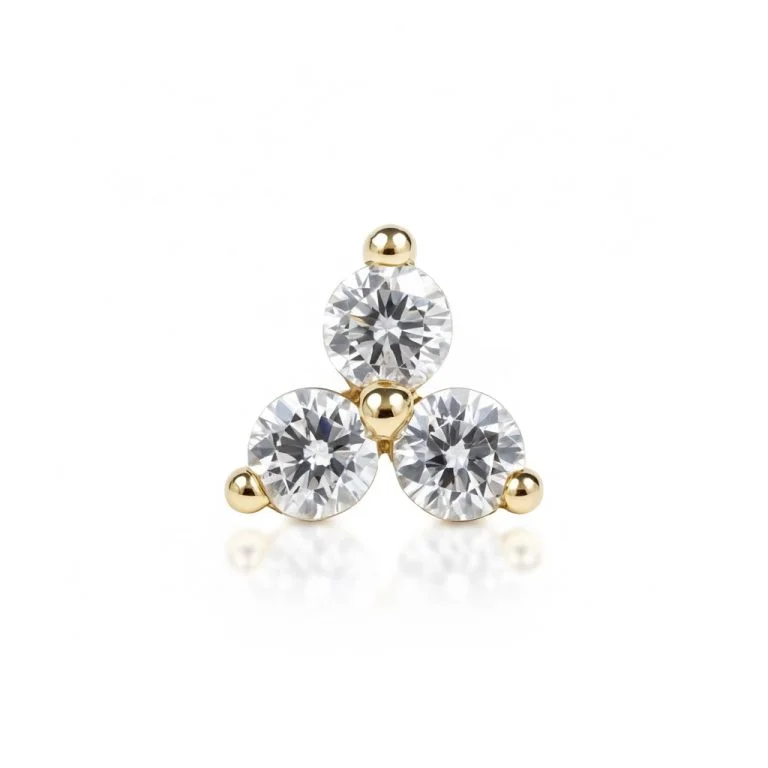 Il design Trinity, con tre pietre brillanti, dona una lucentezza naturale e un effetto raffinato, perfetto per chi ama i dettagli discreti ma preziosi.