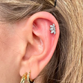 Piercing in titanio ipoallergenico con motivo Lotus e pietre marquise luminose.