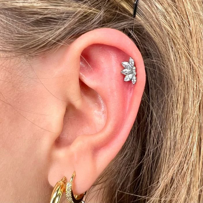 Piercing in titanio ipoallergenico con motivo Lotus e pietre marquise luminose.