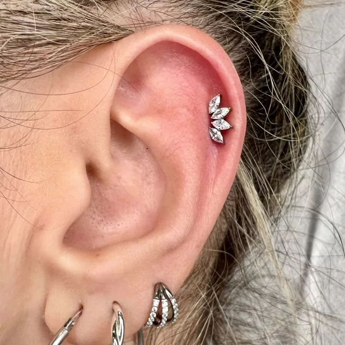 Piercing in titanio grado medicale con pietra marquise a quattro punte, elegante e luminoso per orecchio e cartilagine.