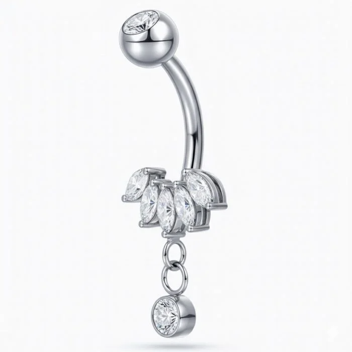 Il Marquise Charm Navel in Titanio è un piercing dal design raffinato e luminoso, pensato per chi desidera un look elegante e confortevole. Realizzato in titanio da implantologia , è completamente ipoallergenico, leggero e resistente, ideale anche per pelli sensibili o nuove forature.