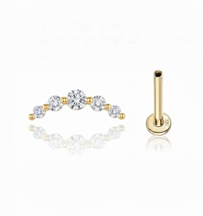 Piercing mini cluster in oro 14k  con pietre brillanti, design elegante e minimalista per orecchio