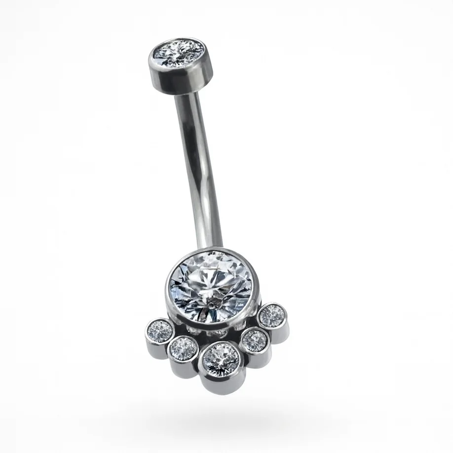 Grazie alla resistenza del titanio e alla qualità della lavorazione, il Mini Cluster Navel garantisce una lucentezza duratura nel tempo e un comfort impeccabile.
Un gioiello pensato per chi ama la bellezza dei dettagli, la sicurezza e lo stile moderno.