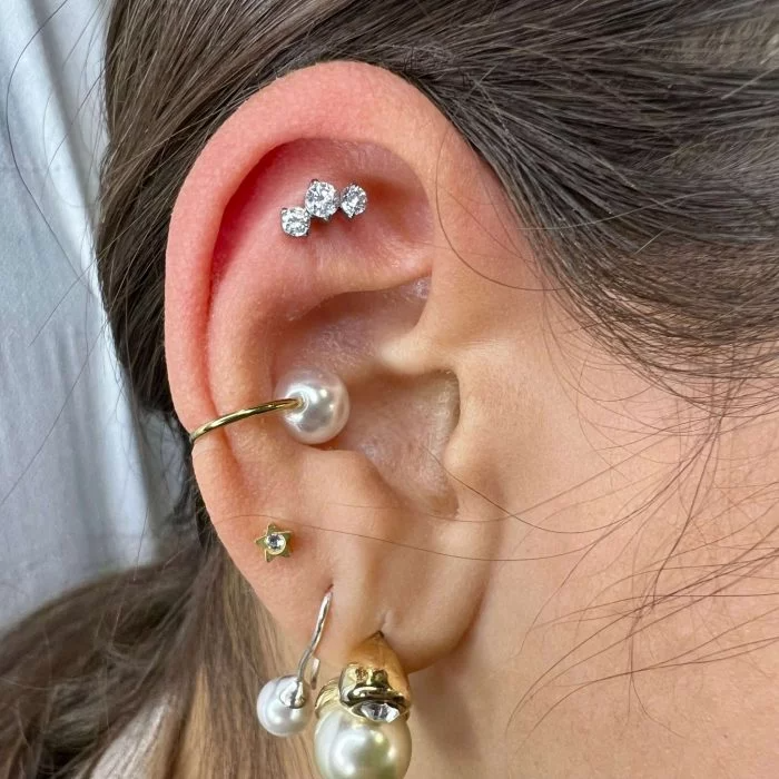 Piercing minimal in titanio ipoallergenico con micro cristalli a cluster