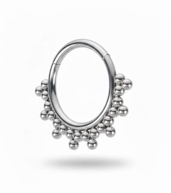 Nilo Clicker in titanio – anello clicker luminoso dal look elegante e contemporaneo, perfetto per chi ama uno stile sobrio e di classe.