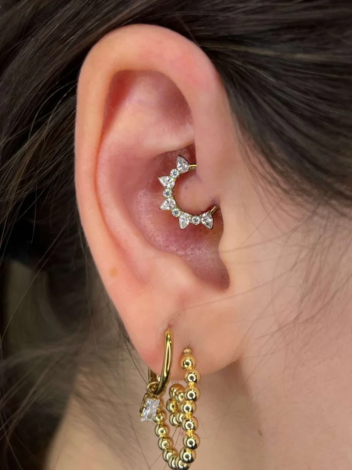 Perfetto per helix, daith, septum, tragus o lobo, il Noa Clicker valorizza ogni piercing con una brillantezza sobria e contemporanea.
Un gioiello essenziale che unisce qualità, leggerezza e stile senza tempo.